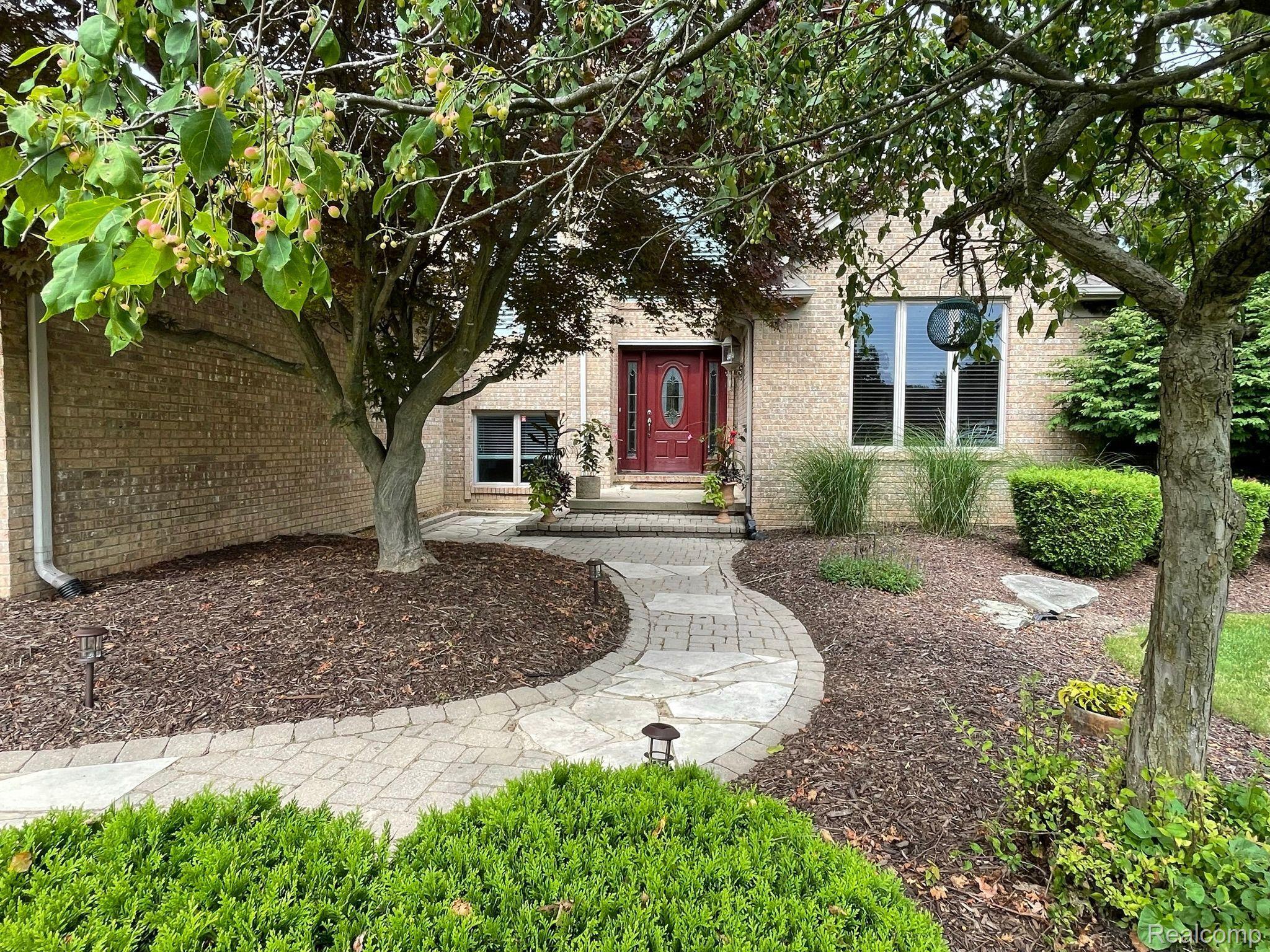 883 Snowmass Drive Rochester, MI 48309 - Photo 4 of 44 Beautifully landscaped