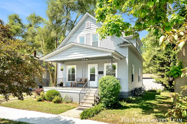 $299,900 | 9 South Ferry Street, Grand Haven, MI 49417