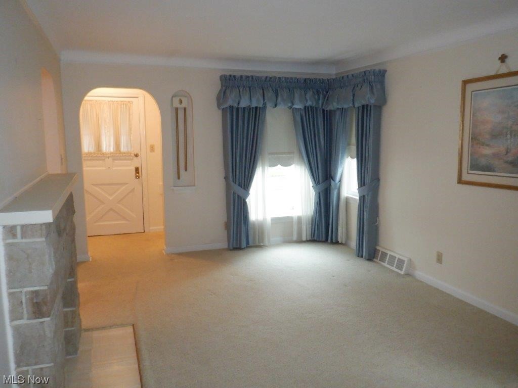 7424 Spring Garden Road, Unit R Cleveland, OH 44129 - Photo 9 of 22 living room