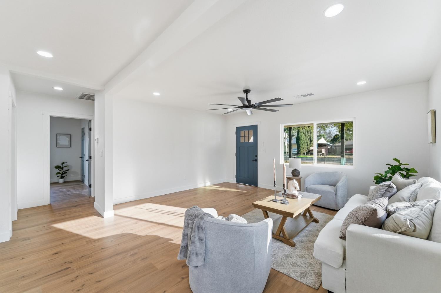 430 Laurel Avenue Modesto, CA 95351 - Photo 21 of 28 a living room with furniture and a large window