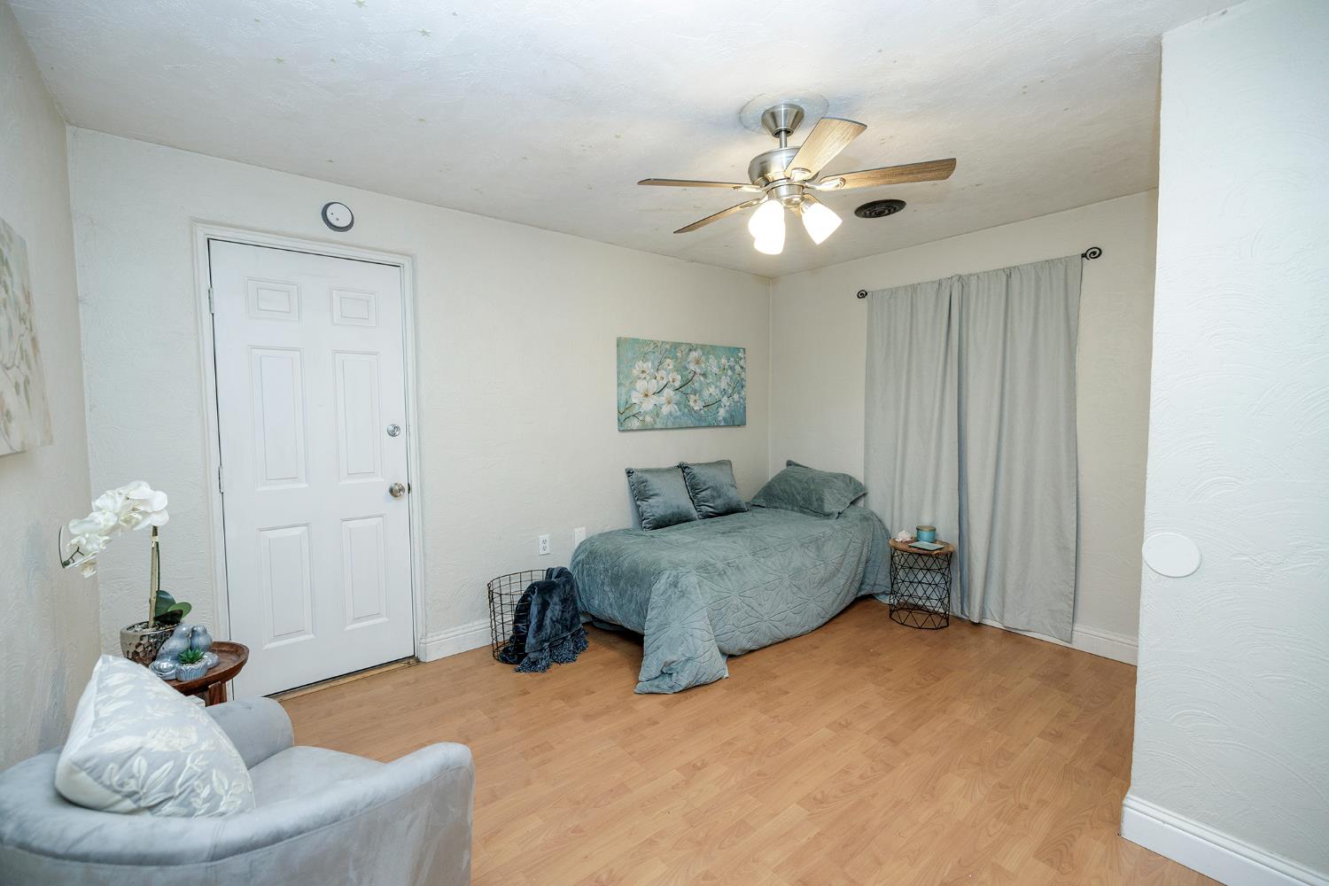 1244 Melrose Avenue Modesto, CA 95350 - Photo 21 of 39 a living room with furniture and a chandelier