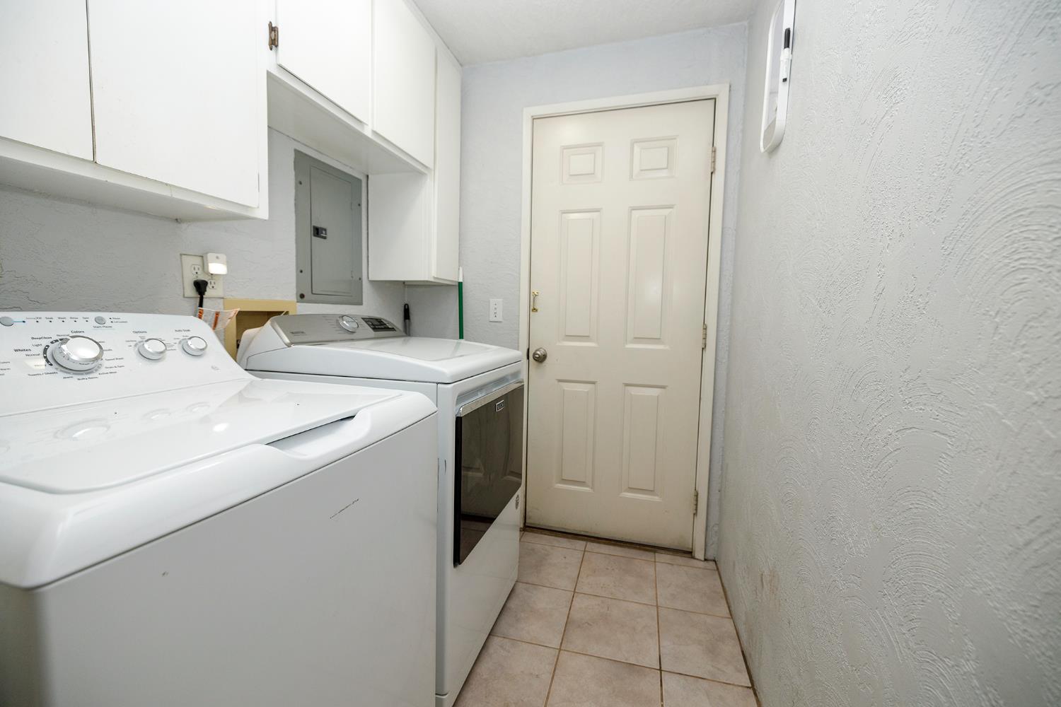 1244 Melrose Avenue Modesto, CA 95350 - Photo 24 of 39 a utility room with dryer and washer