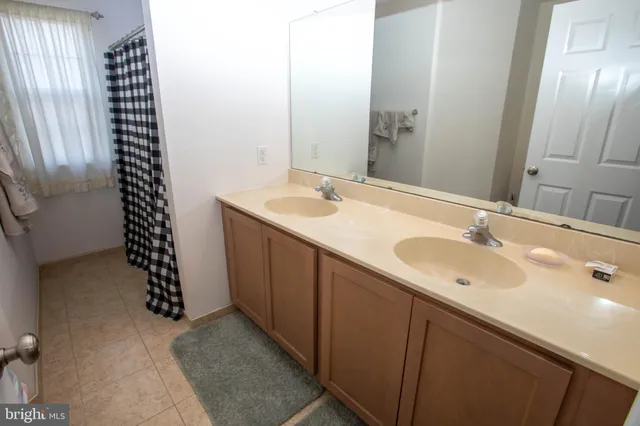 $579,900 | 164 Meadowside Drive, Douglassville, PA 19518