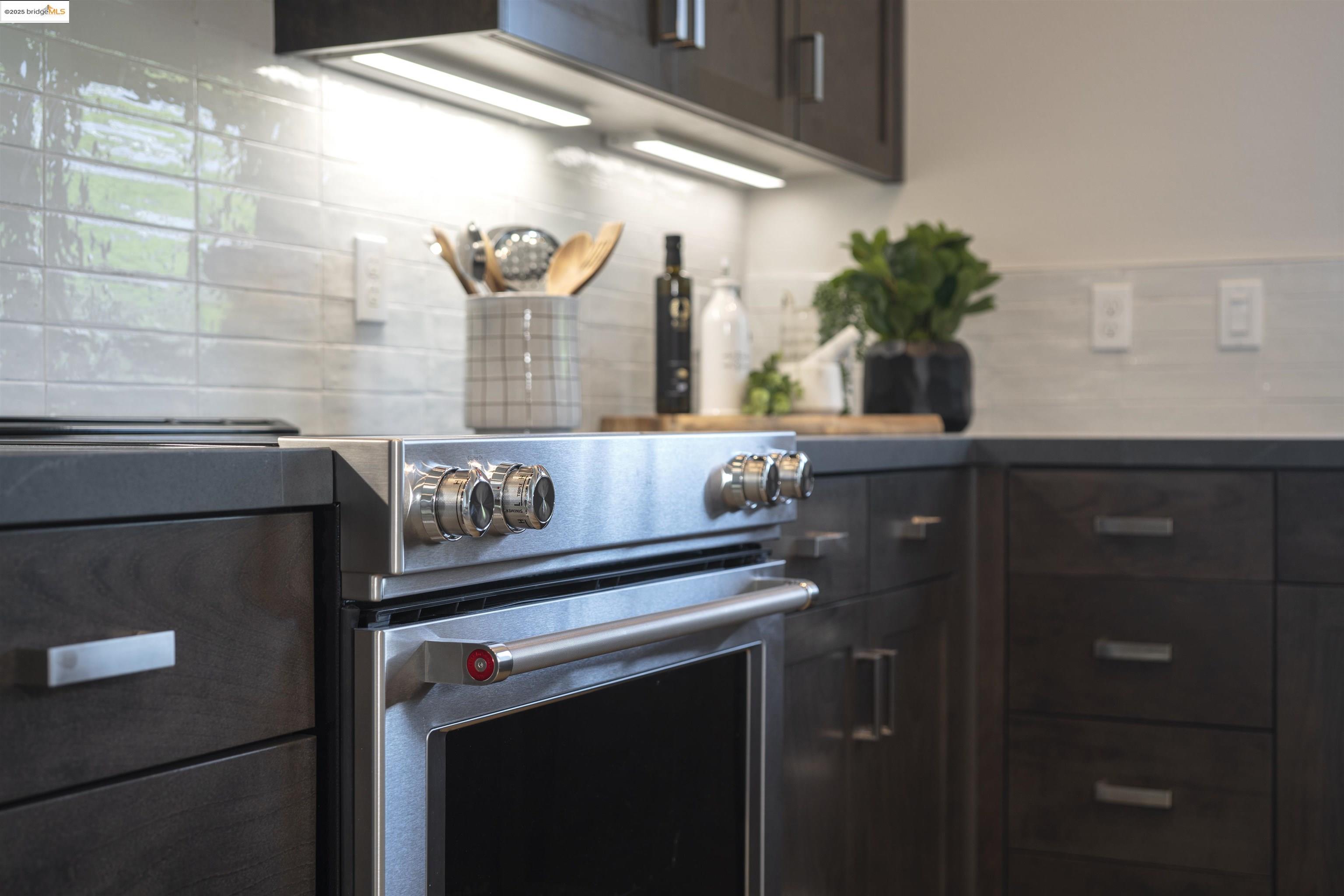 28949 Parkridge Loop, Unit 86 Hayward, CA 94544 - Photo 5 of 15 a kitchen with a sink and cabinets
