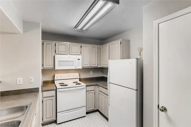 $1,600 | 555 East Silverado Ranch Boulevard, Unit 2012, Las Vegas, NV 89183