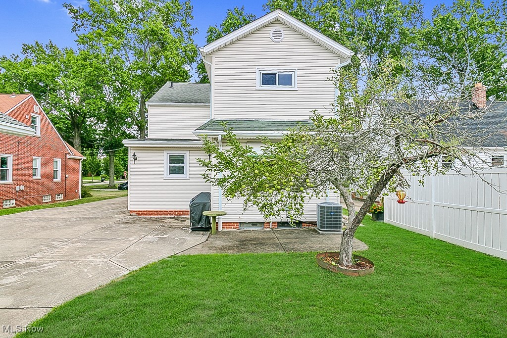 1656 Lyndhurst Road Lyndhurst, OH 44124 - Photo 38 of 39