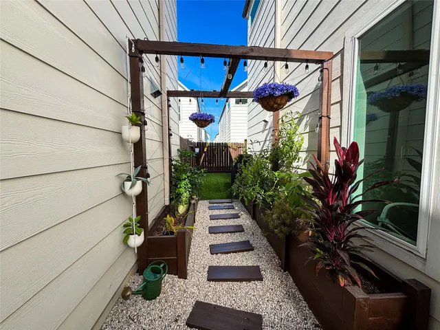 $2,300 | 4402 Bora Bora Lane, Houston, TX 77045