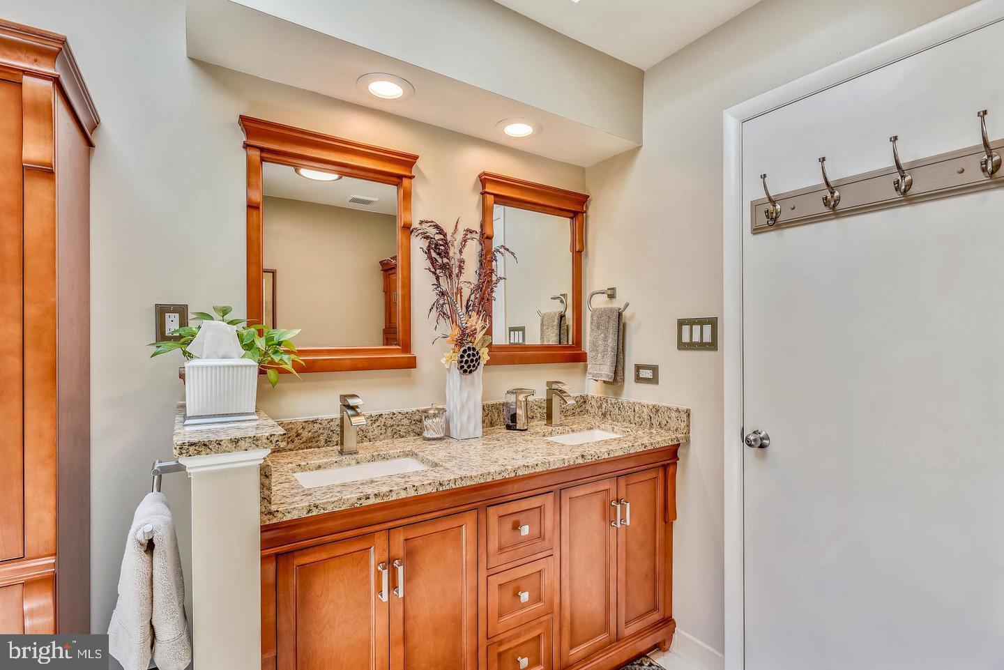 11627 Chapel Cross Way Reston, VA 20194 - Photo 22 of 38 Owners Bathroom