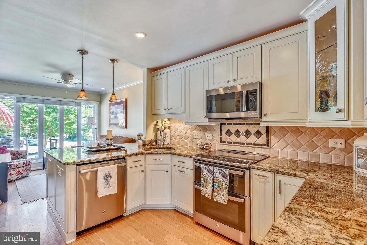 11627 Chapel Cross Way Reston, VA 20194 - Photo 7 of 38 Open layout