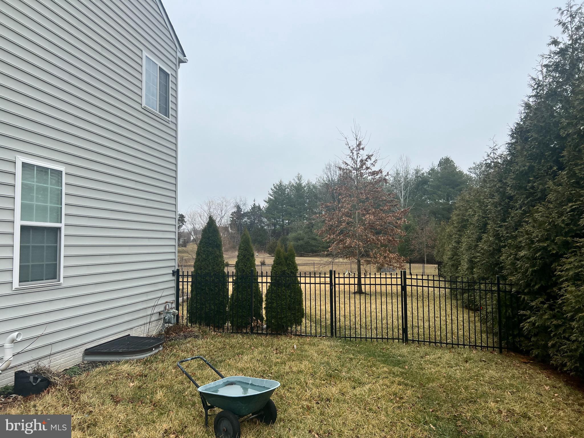42443 Reservoir Ridge Place Ashburn, VA 20148 - Photo 3 of 22 a view of a backyard