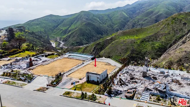 a view of residential houses with outdoor space