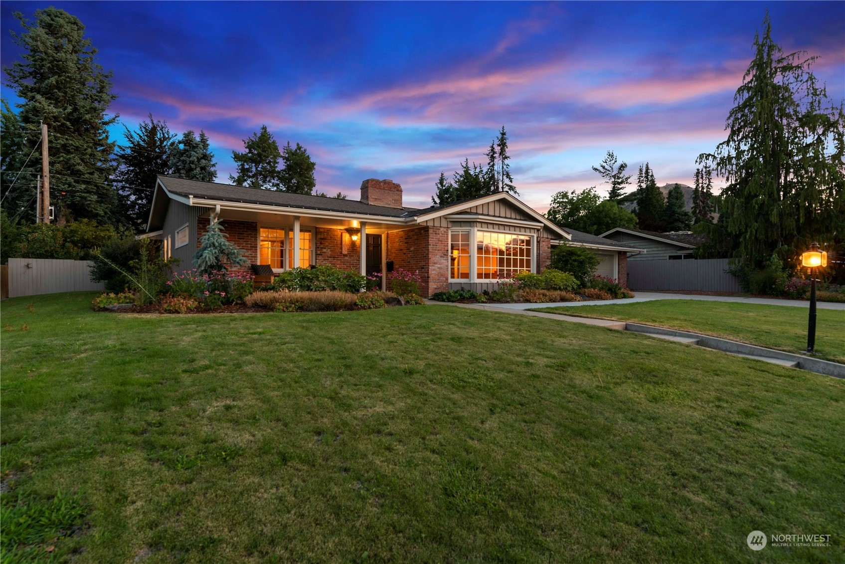 1405 First Street Wenatchee, WA 98801 - Photo 3 of 40 a front view of house with yard and green space