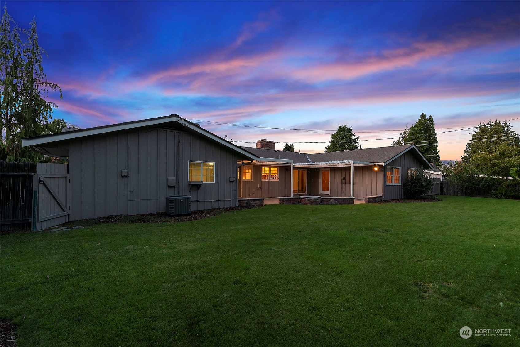 1405 First Street Wenatchee, WA 98801 - Photo 34 of 40 a front view of a house with garden