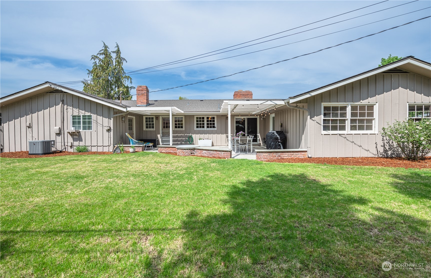 1405 First Street Wenatchee, WA 98801 - Photo 39 of 40 a front view of a house with garden