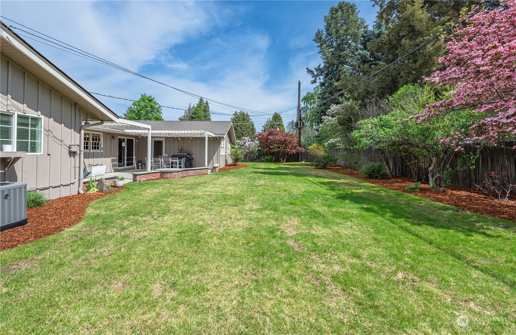 1405 First Street Wenatchee, WA 98801 - Photo 40 of 40 front view of a house with a yard
