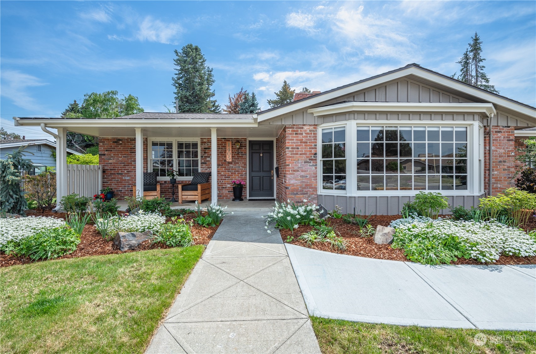 1405 First Street Wenatchee, WA 98801 - Photo 4 of 40 a front view of a house with a yard