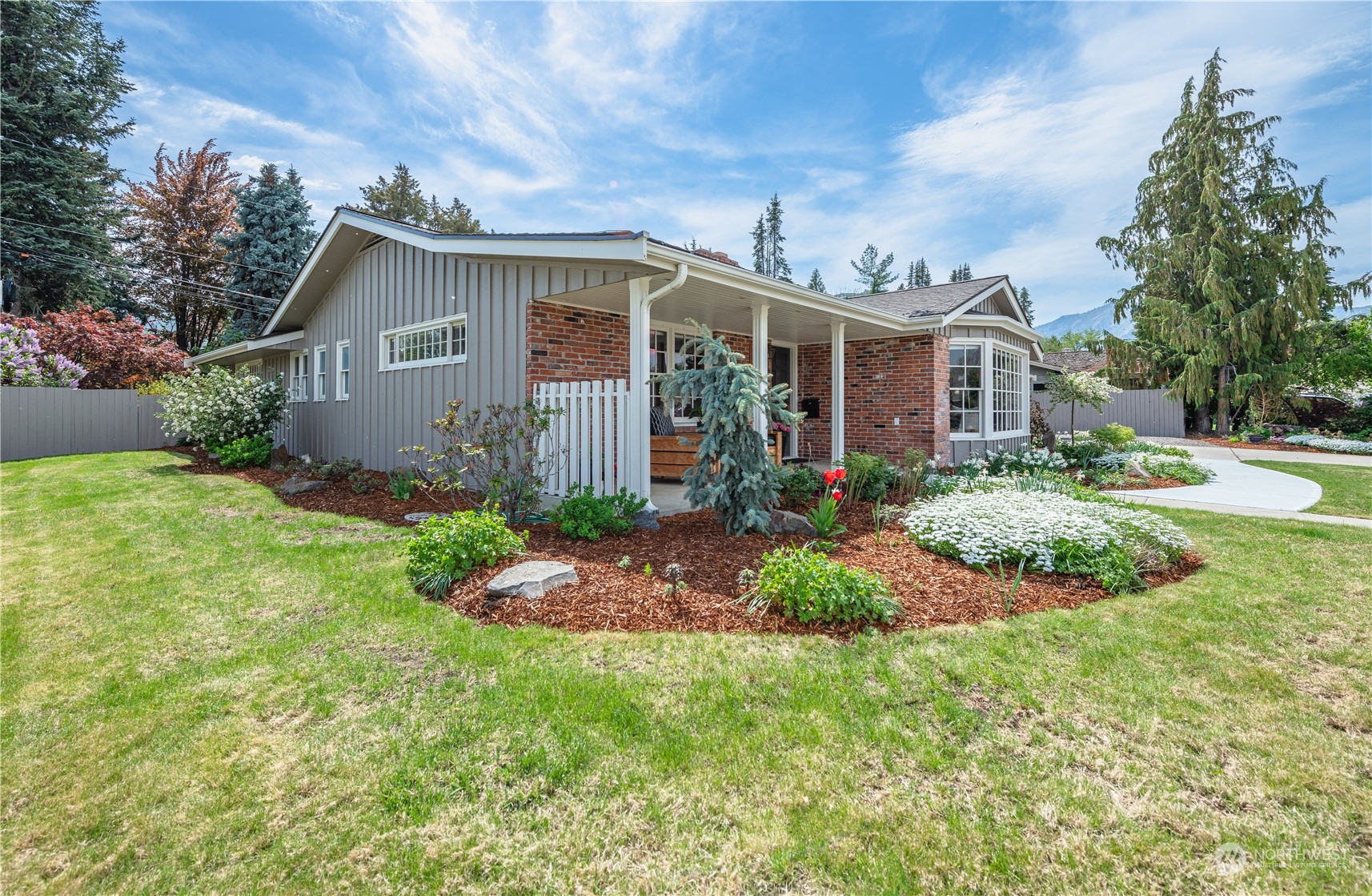 1405 First Street Wenatchee, WA 98801 - Photo 5 of 40 a front view of house with yard and green space