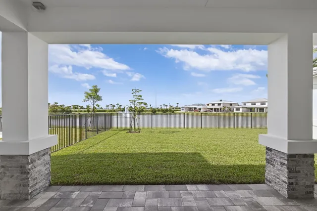 a view of entryway and hall