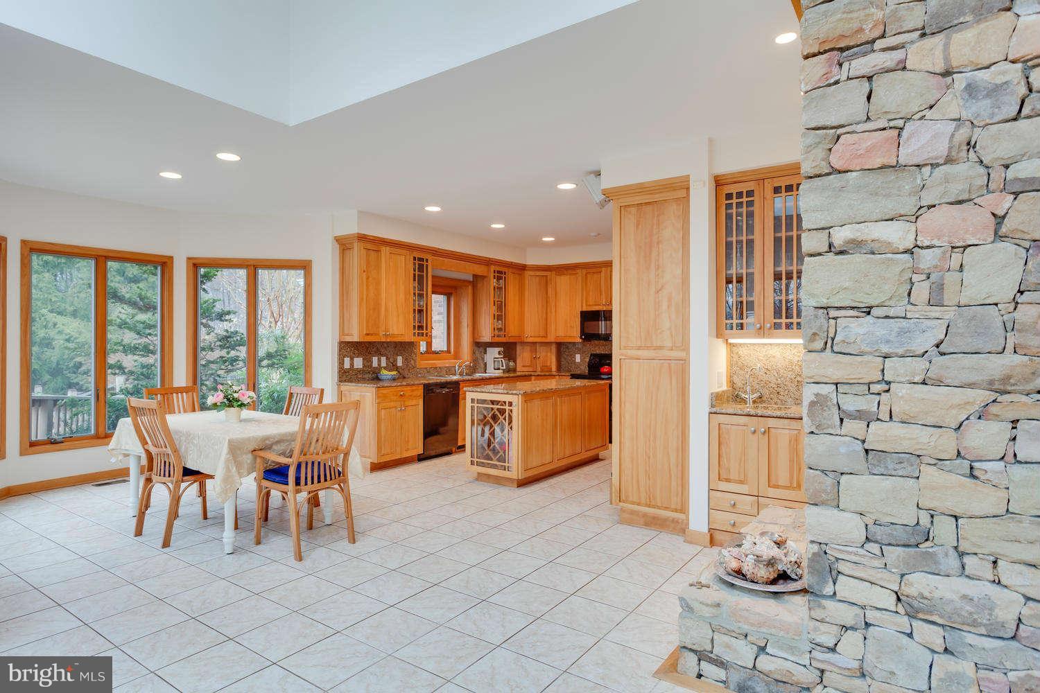 260 Springvale Road Great Falls, VA 22066 - Photo 9 of 30 Kitchen Eating Area