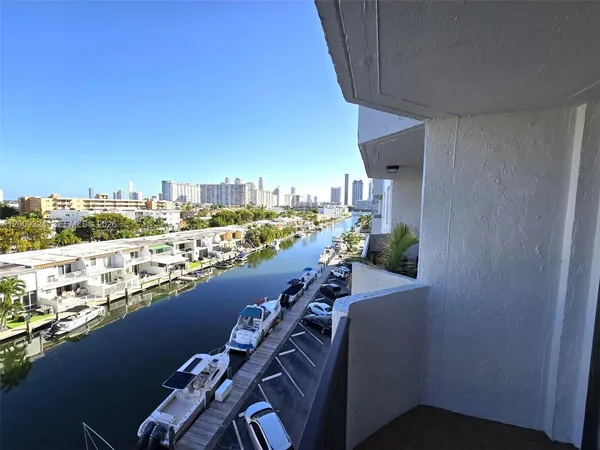 $2,200 | 3703 Northeast 166th Street, Unit 609, North Miami Beach, FL 33160