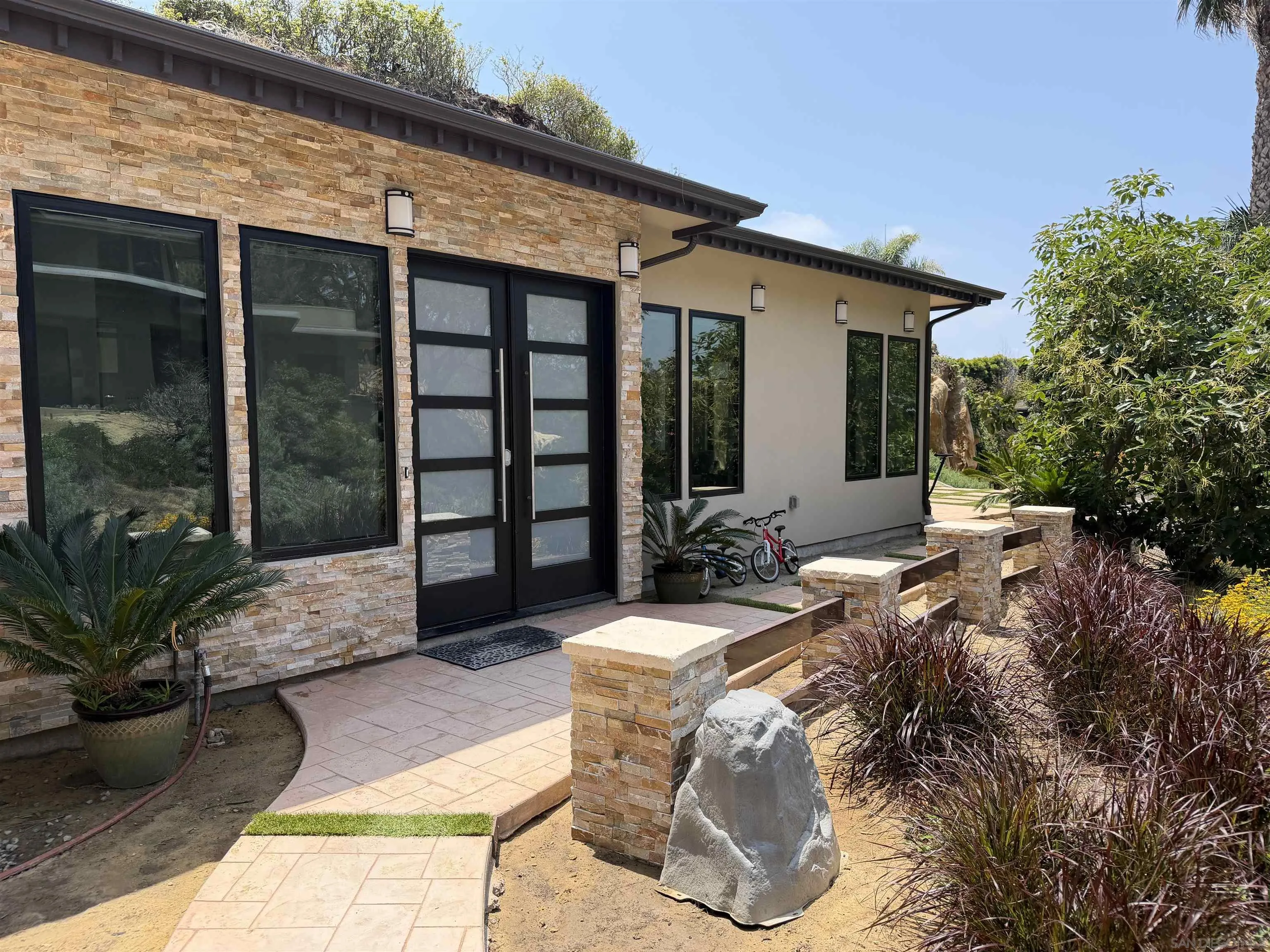 341 Hidden Pines Road Del Mar, CA 92014 - Photo 2 of 12