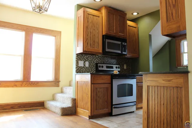 $141,500 | 216 South Cottonwood Street, Emporia, KS 66801