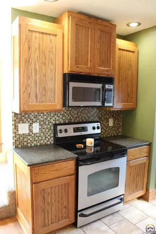 $141,500 | 216 South Cottonwood Street, Emporia, KS 66801