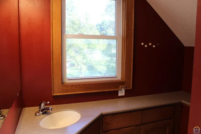 $141,500 | 216 South Cottonwood Street, Emporia, KS 66801