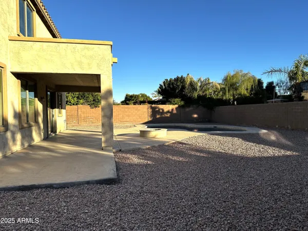 a view of a house with backyard