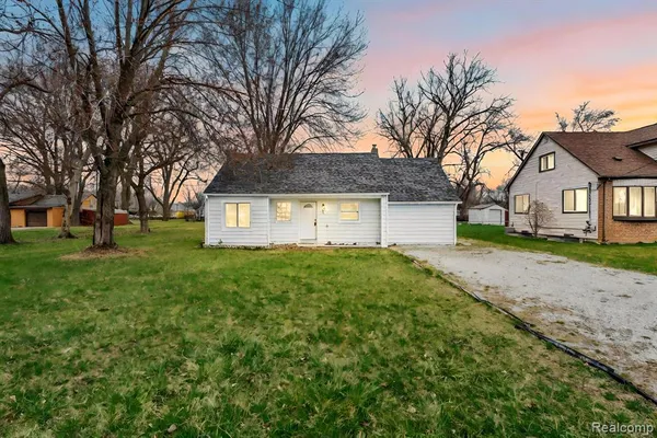 $199,999 | 2121 Chesley Drive, Sterling Heights, MI 48310