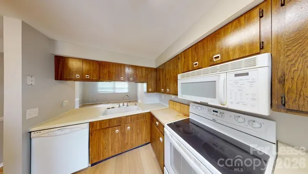 a view of entryway and kitchen