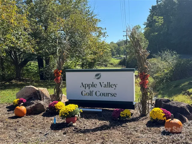 a sign that is sitting in the middle of garden