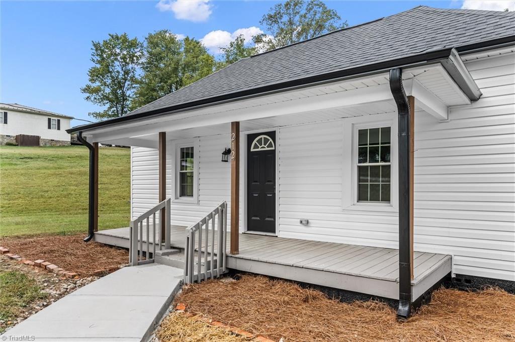 212 Bluemont Road Mount Airy, NC 27030 - Photo 4 of 22