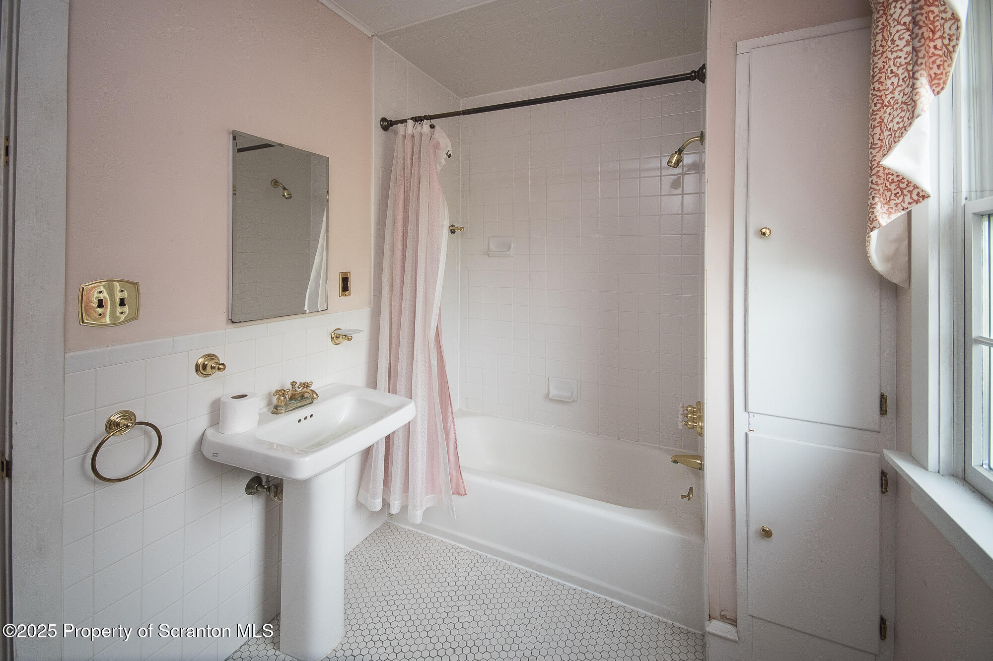 612 Clinton Street Waverly, PA 18471 - Photo 33 of 44 a bathroom with a sink a mirror toilet and bathtub
