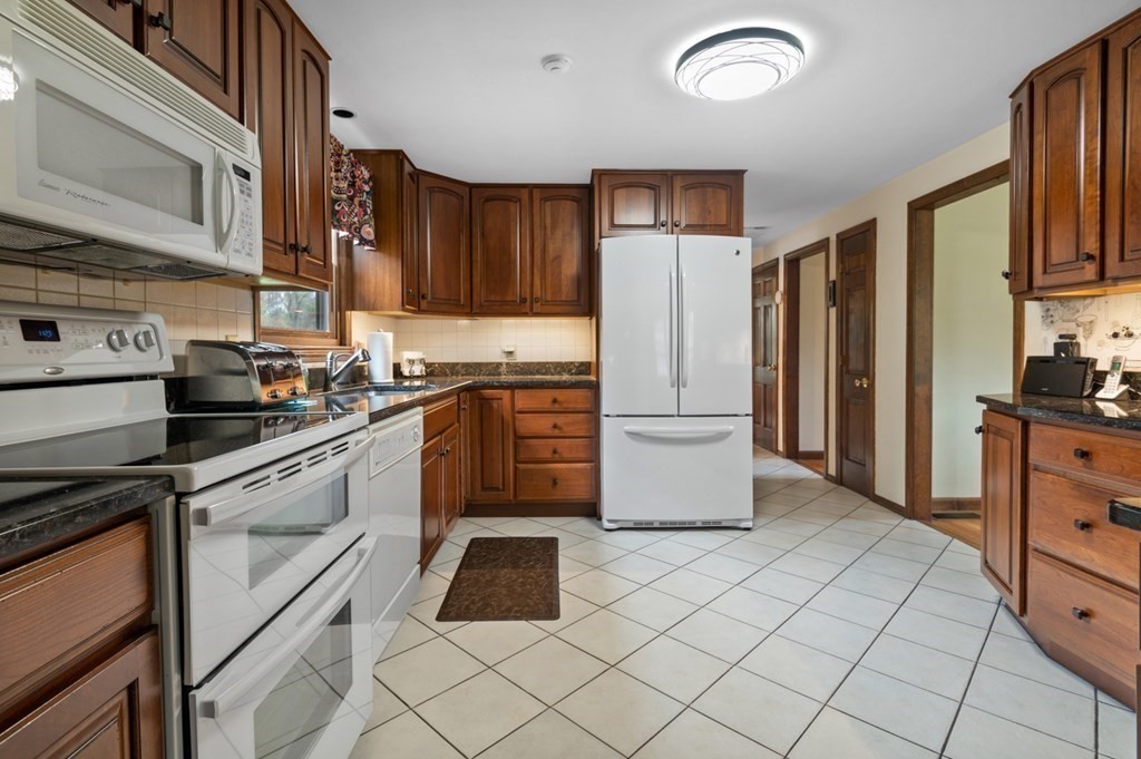 18 Bernard Road Dracut, MA 01826 - Photo 7 of 34 Gallery Image 7