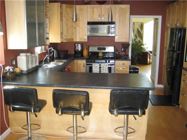 39537 Jones Road Fallbrook, CA 92028 - Photo 7 of 25 Kitchen-Breakfast bar