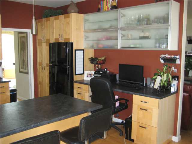 39537 Jones Road Fallbrook, CA 92028 - Photo 8 of 25 Desk area adjacent to kitchen