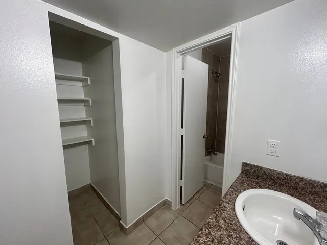 $1,099 | 1010 South Wayside Drive, Unit 318, Houston, TX 77023