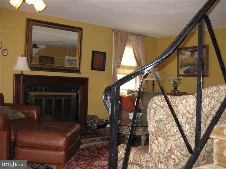 712 Harvard Road Bala Cynwyd, PA 19004 - Photo 5 of 25 Living Room
