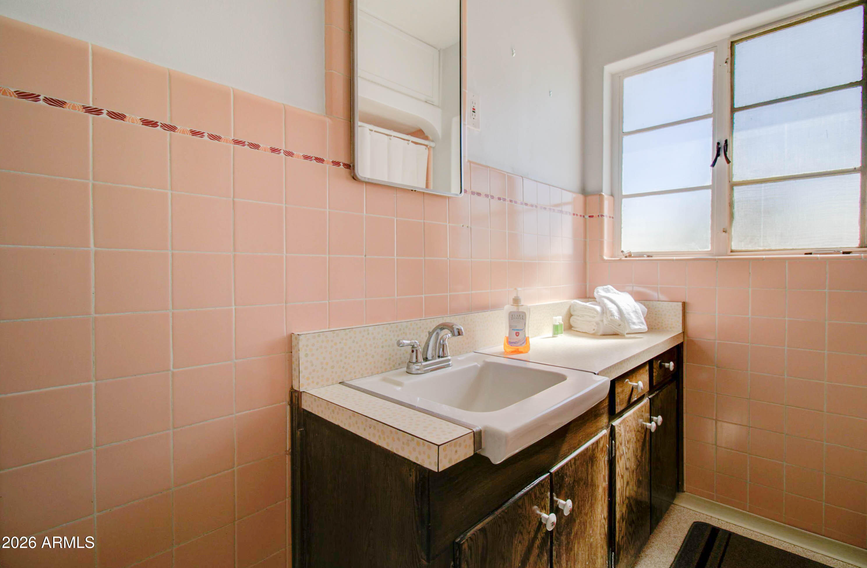 877 East Sycamore Street Globe, AZ 85501 - Photo 19 of 42 a bathroom with a sink and a mirror