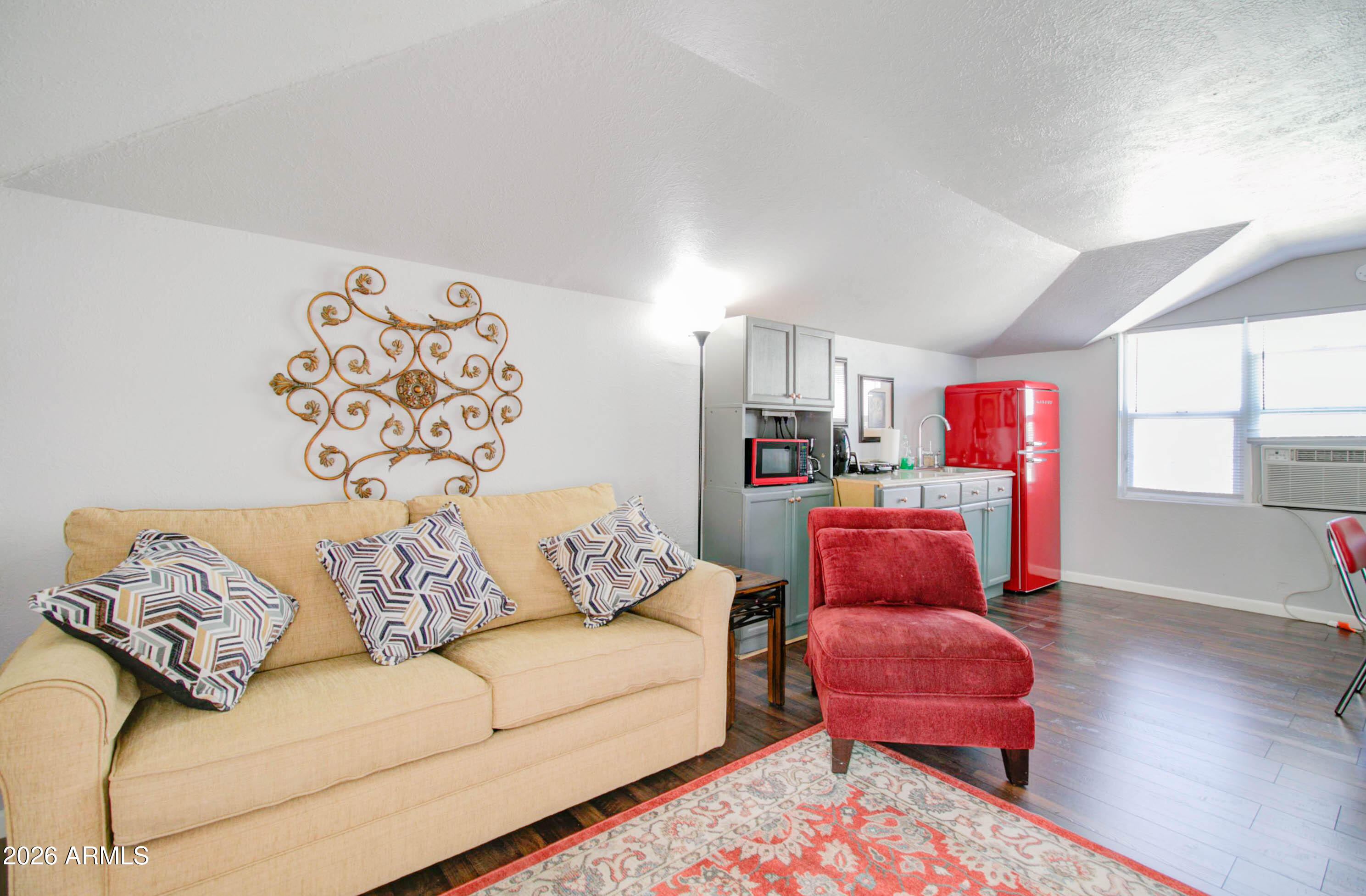 877 East Sycamore Street Globe, AZ 85501 - Photo 25 of 42 a living room with furniture rug and window