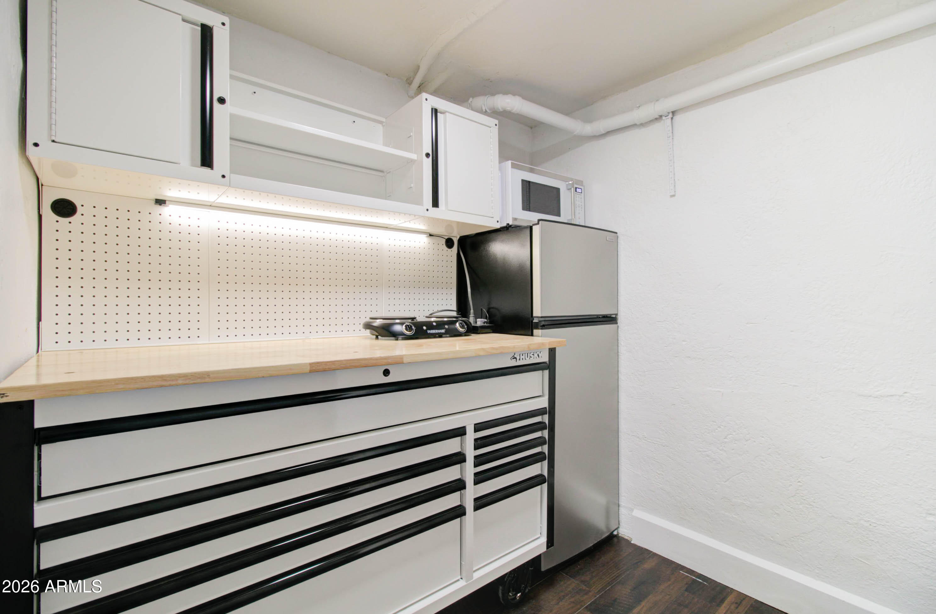 877 East Sycamore Street Globe, AZ 85501 - Photo 37 of 42 a kitchen with a refrigerator and a sink