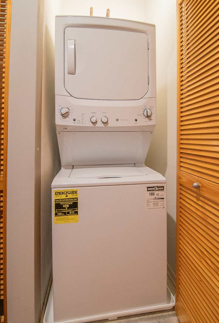 6 South Laflin Street, Unit 808 Chicago, IL 60607 - Photo 10 of 13 a utility room with dryer and washer