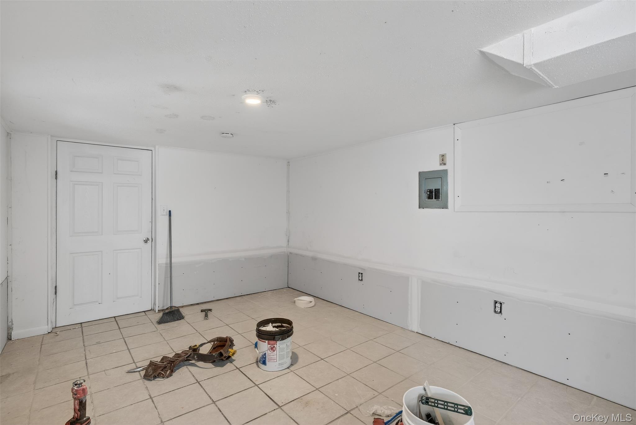 488 Tally Ho Road Middletown, NY 10940 - Photo 13 of 16 a view of a livingroom with the snow