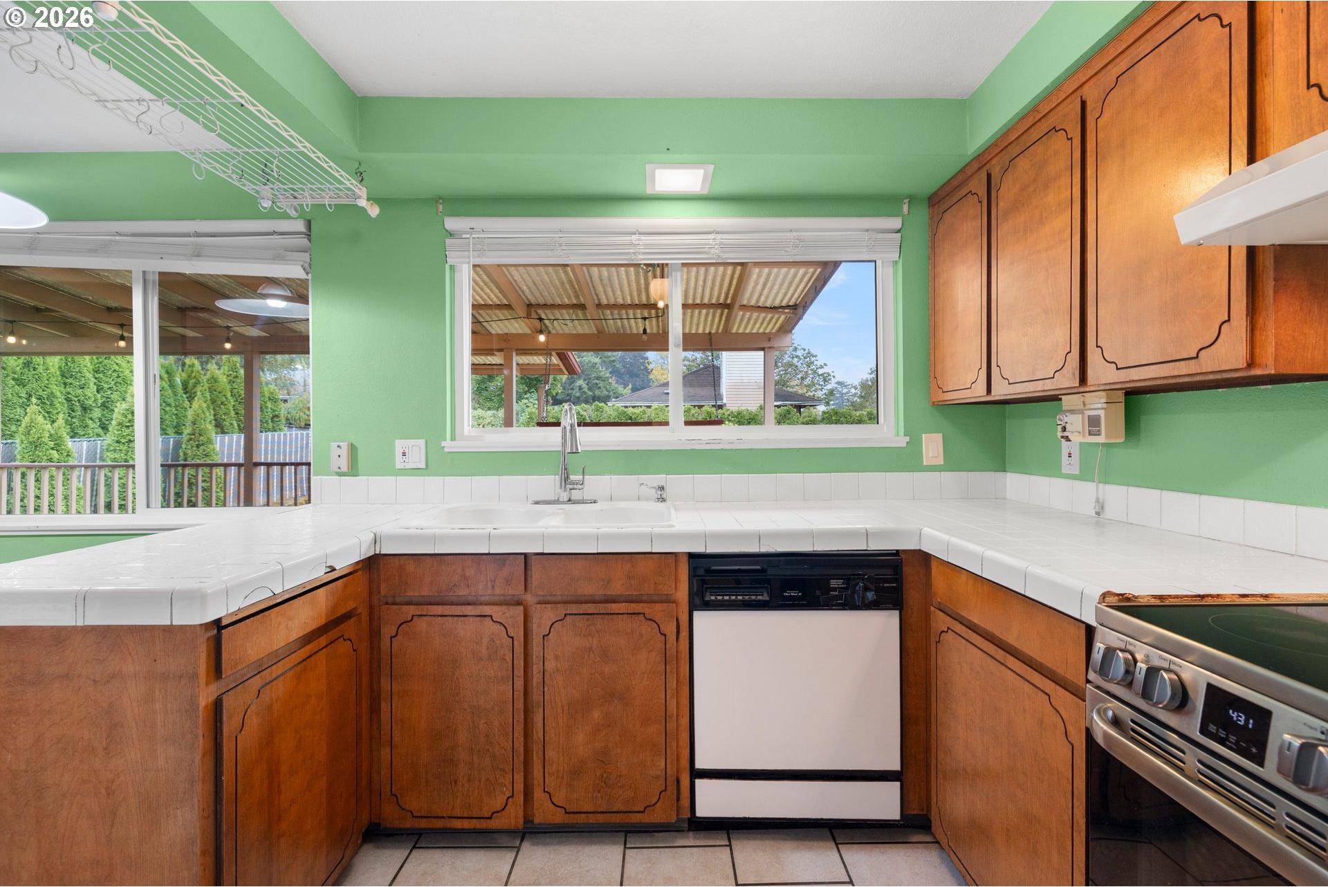 586 Southwest 6th Street Gresham, OR 97080 - Photo 12 of 42 Gallery Image 12