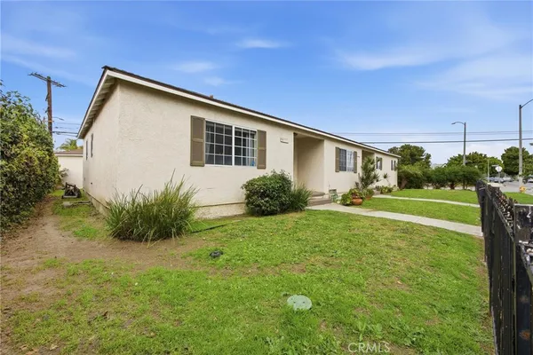 a view of a house with backyard and garden