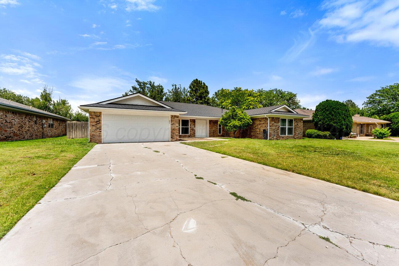 7204 Southwest 39th Avenue Amarillo, TX 79109 - Photo 2 of 51 a front view of a house with yard and green space