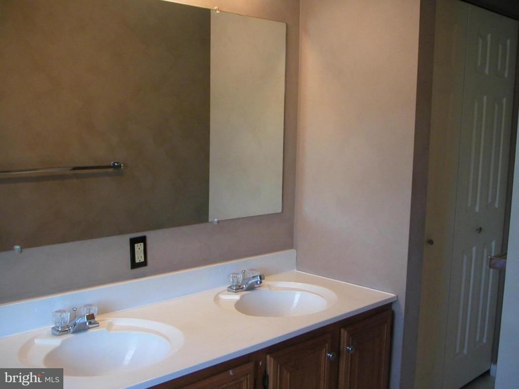 55 Robinhill Drive Lititz, PA 17543 - Photo 5 of 9 Gallery Image 5