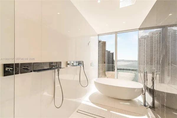 $4,690,000 | 300 Biscayne Blvd Way, Unit 2103C, Miami, FL 33131