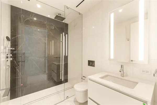 $4,690,000 | 300 Biscayne Blvd Way, Unit 2103C, Miami, FL 33131